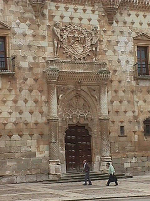 Puerta del palacio del Infantazgo.jpg (148935 bytes)